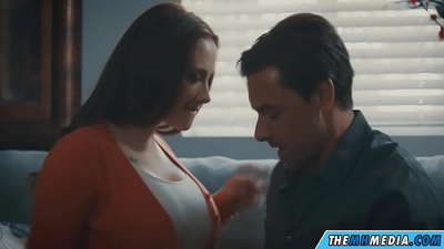 Sesso romantico con una buona mamma busty