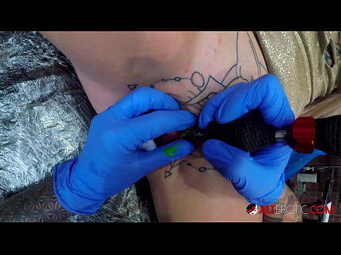 ❤️ Estremamente tatuato hottie Sully Savage ottenuto un tatuaggio sul suo clitoride ❌ Pornoal it.dreamlandpassionfever.ru ❌️